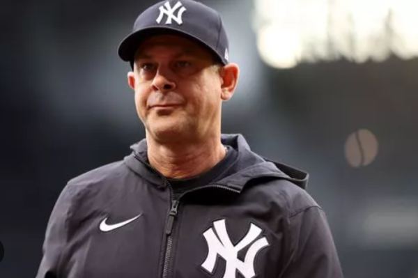 New York Yankees general manager stöder Boone att fortsätta träna trots fansens tvivel